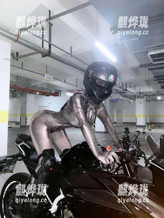 120斤的小王同学 微密圈 - 120斤的小王同学的镂空私房图包,穿越了我的审美底线