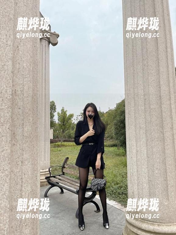 微密圈 - July芝岚的反差御姐套图：一面妖精，一面女强人——找资源的时候别眨眼哦。