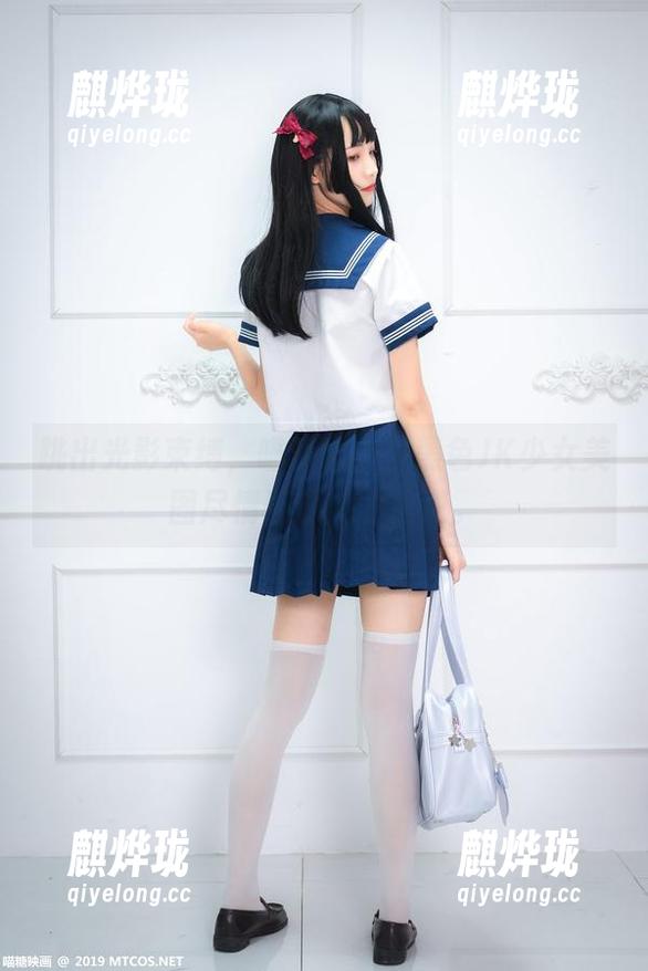 跳出光影束缚，喵糖映画的黑色JK少女美图尽情展现她的叛逆。