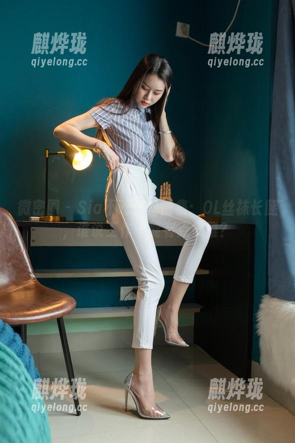 Sia不吃鱼 微密圈 - Sia不吃鱼的图集:OL丝袜长腿,谁说工作不能有点优雅?