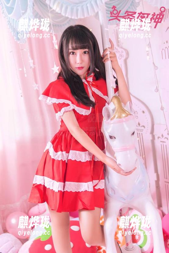 TouTiao头条女神 - 校服写真来了，刘瑾希的最新尝试，居然带点不羁的气息。