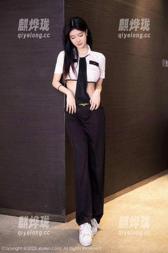 Xiuren秀人网 - 营造的角落，Yomi悠蜜的私房写真里满是甜心的暗示。