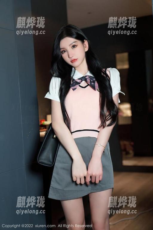 Xiuren秀人网 - 娜娜子呀，裸足在草地上跳舞的图包，呵，免费送给你们！