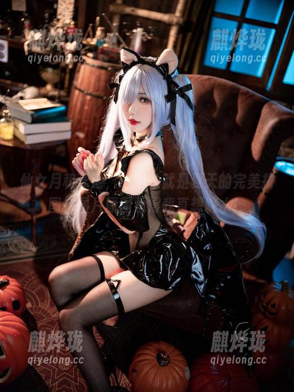 仙女月和泳池，这形象就是夏天的完美拼图，图片原图看得我直想跳水！