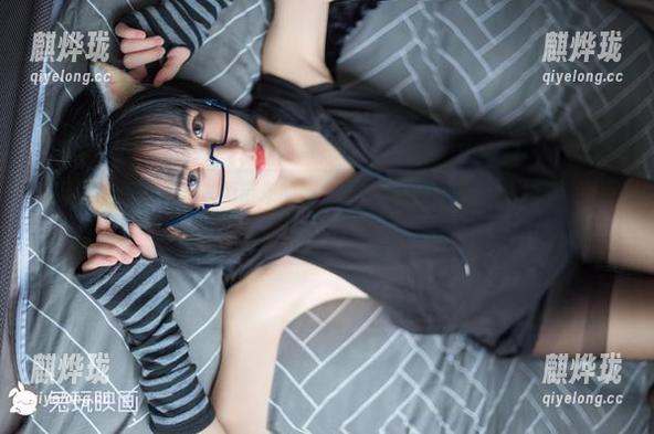 兔玩映画 制服裙合集,兔玩映画带来的新主意,细腿虽然是个点,但有没有深意?