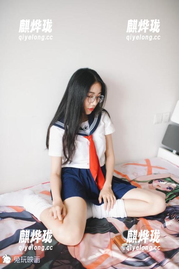 红裙与白丝的奇妙瞬间，就在兔玩映画高清图库里，保留这个小秘密！