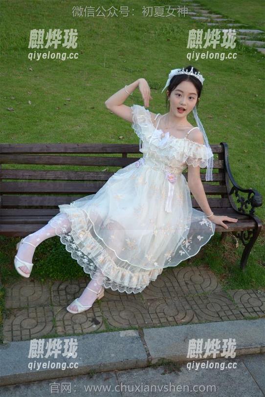 初夏女神-依依 初夏女神 - 依依的毕业季,大胆在线!邻家女孩气质,我恨我自己没去邻居家蹭饭。