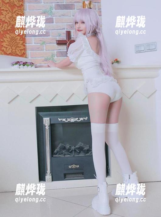 千夜未来 千夜未来抱着猫,猫竟然在争着cos一个潮流角色,谁知道呢?