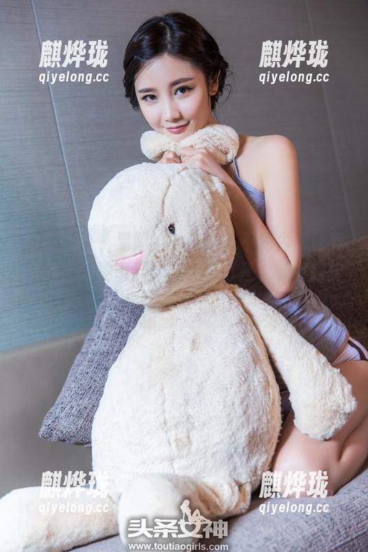 头条女神 - 易阳给的纯白，不知为何让我想到了奶油蛋糕，无奈自己是个‘烘焙废’。