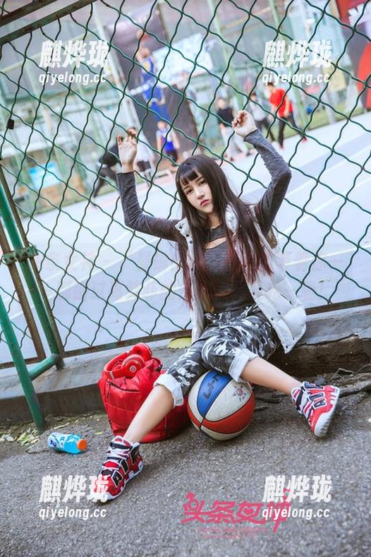 头条女神 - “曼琳少女”在那边等着你——别错过高韩菲的免费美图轻松一看！