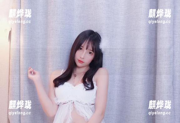 小小奶瓶儿 这期小小奶瓶儿的纯欲吊带真的让人不想移开眼,直接下载,别犹豫了!