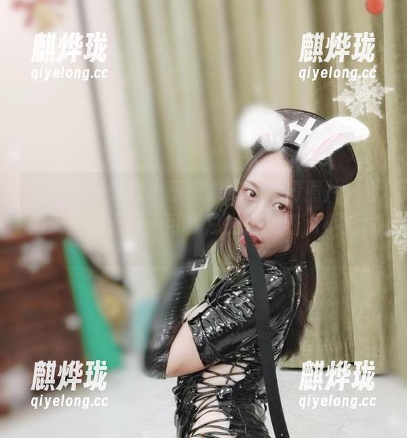 微密圈 - 这张小玉吃果冻的高清照片，看似天使般无辜，可我总觉得藏着点小心思。