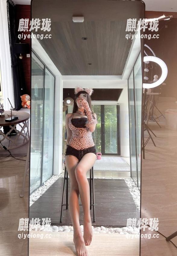 小玉吃果冻 微密圈 - 小玉吃果冻的高清写真,这本钱还真是让人意想不到,有点吃惊呢。