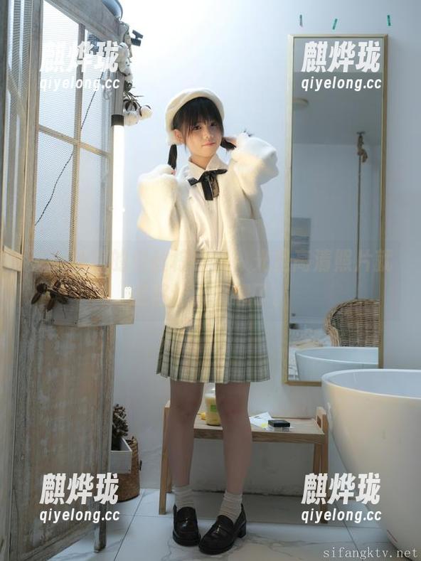 少女秩序 少女秩序的白丝棕格裙,光是高清照片就足够让人遐想了。