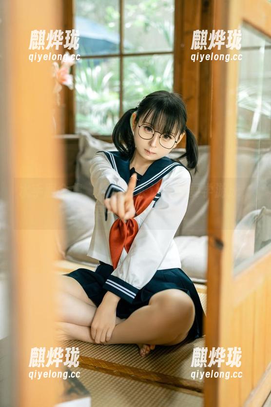 水手服全集，幼水铃衣让人想要学游泳，结果只是泡脚惬意！