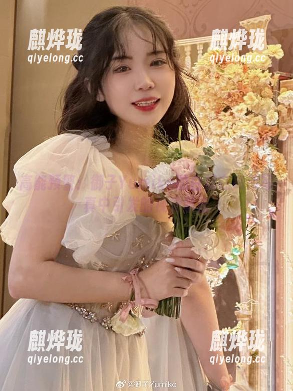 御子Yumiko 高能预警:御子Yumiko的白裙在高清写真中引发的视觉暴击