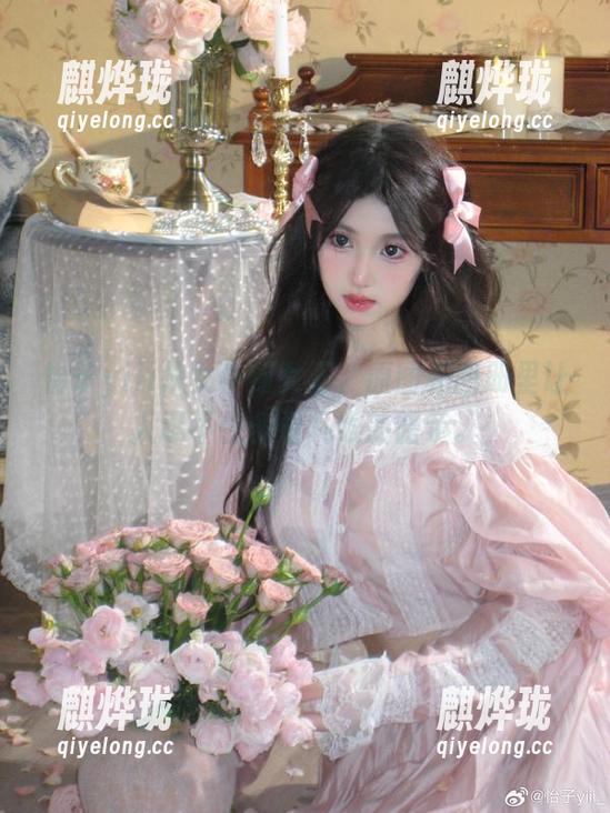 怡子yiii从女仆到女王，原图和图册里让人忍不住多看几眼的暗示。