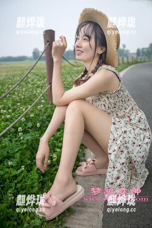 梦丝女神-玥玥 梦丝女神 - 玥玥的最新图包让人魂牵梦萦:白色丝袜空间,真希望明天也可以在这里游荡!