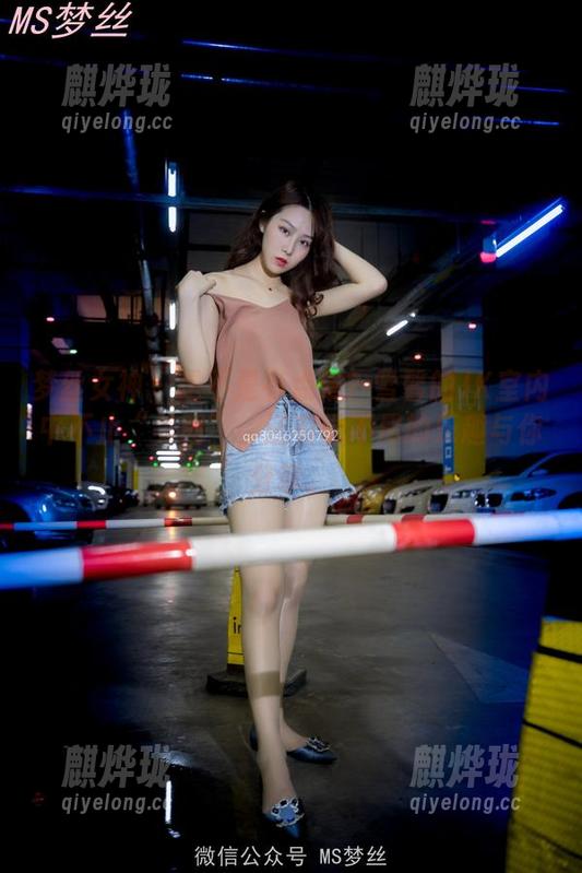 梦丝女神-雪馨 梦丝女神 - 是不是有点晕?雪馨的JK室内中不止“美图”,还有说不尽的乐趣与你分享。