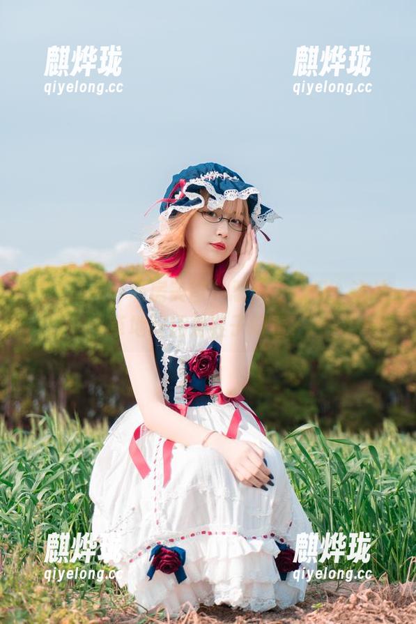 梨瑾瑾户外私房美图，忍不住想问：这片草地好还是鞋子好看？