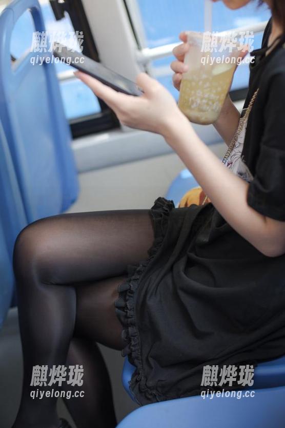 森萝财团 - 小茵的最新写真，帆布鞋和白丝在户外公园里的不可思议。
