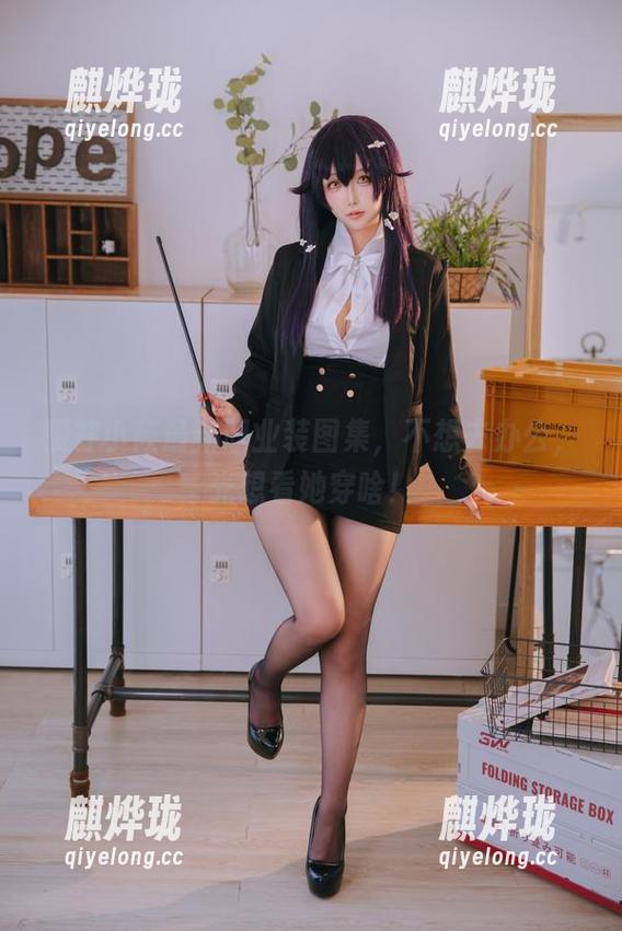 樱井小莜 樱井小莜最新职业装图集,不想去办公,光想看她穿啥!