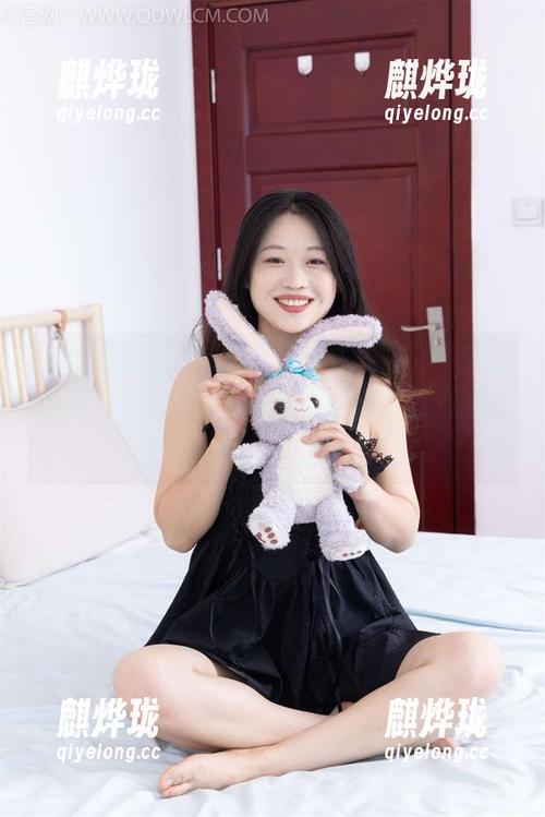 物恋传媒-佳琪 物恋传媒 - 佳琪这次分享的美图,“深情如画”,我总觉得她肯定想让男生看傻眼!