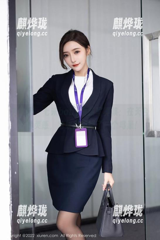 秀人网 - 七米baby最新写真集：在天台上找灵感，结果却偶遇了一个鸟巢！