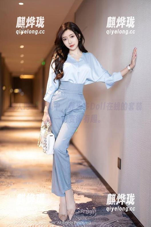 秀人网 - 图集中，养乐多Doll在线的套装让一切变得有趣。