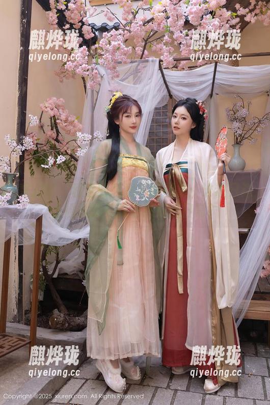 秀人网 - 利世的私房礼服图集：谁说只适合婚礼的礼服居然如此日常？