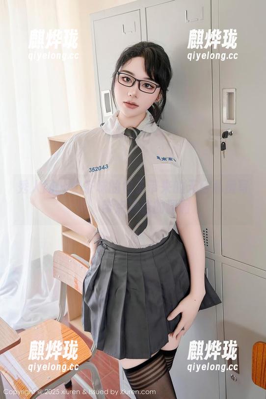 秀人网 - 奶茶味的包子带来的天台私房写真，带点滑稽的调调
