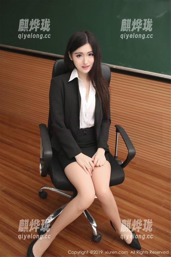 秀人网 - 娜露抢镜！夏天套图资源正在发货，快来领走你的清凉吧！