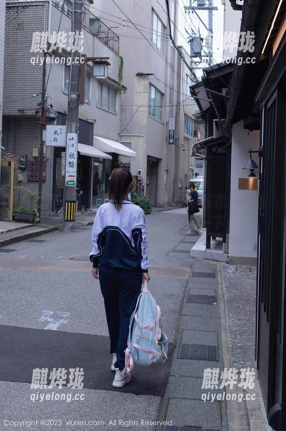 秀人网 - 薇薇酱夏日：作品好到你忍不住想用手机靠近屏幕，分享一下呗