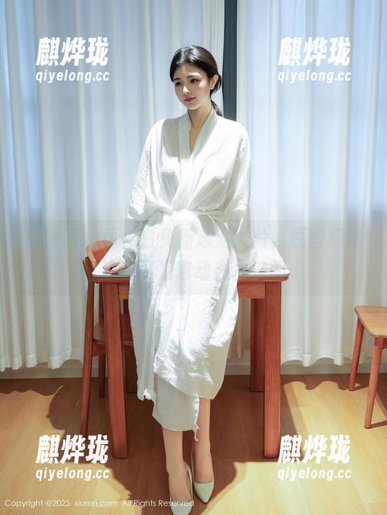 秀人网 - 西希白兔新泳池大片，原图和精选我可是窜动在水波间