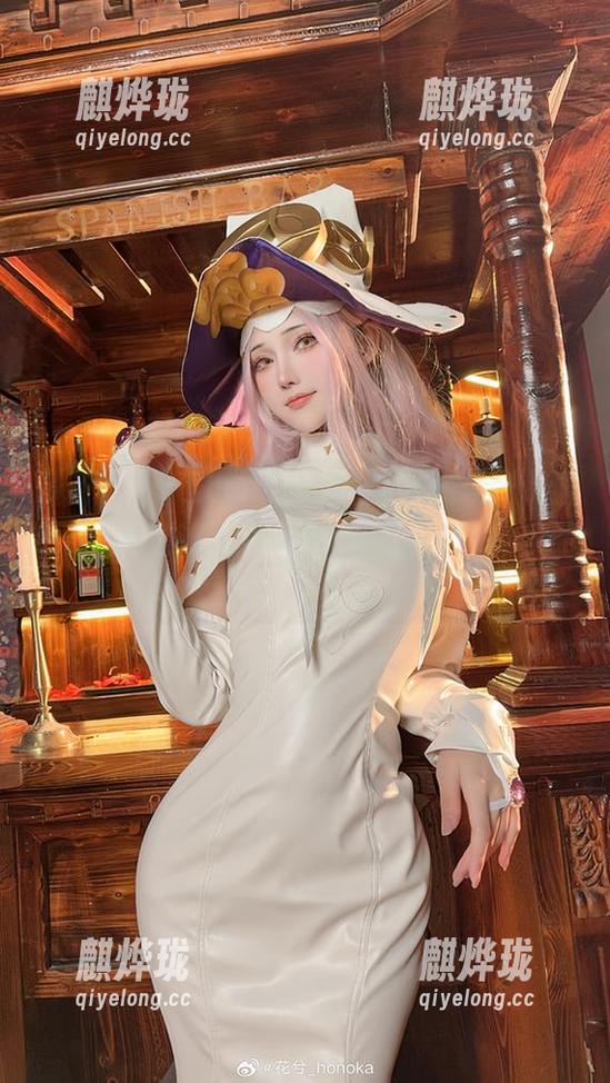 花兮_honoka 最新的花兮_honoka短裙和cos设计,这组合是不是该给个“身材已经很努力”奖了?