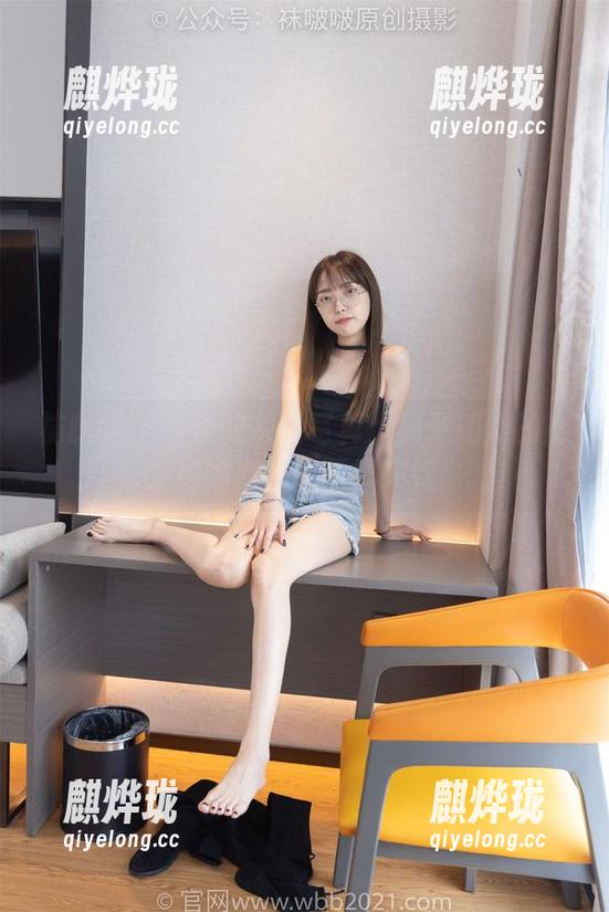 袜啵啵-稚予 袜啵啵 - 有趣的灰丝写真:稚予和她的脚尖加固款——画风突变!