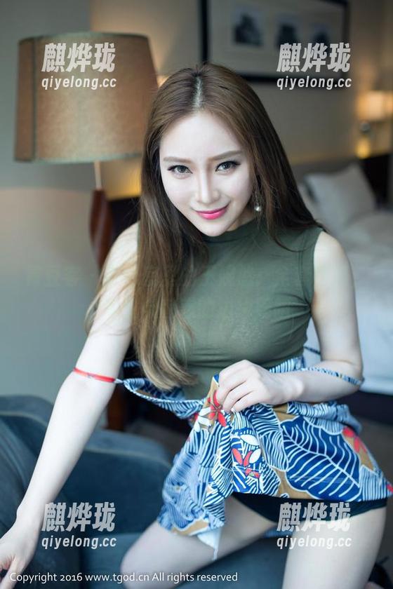青豆客 - 办公室里的王婉悠：全套图集，专业与魅惑的边缘舞蹈