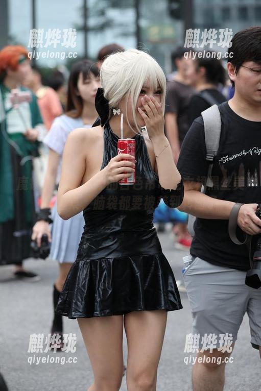 魔镜街拍 - 婷婷的白色吊带连衣裙黑丝美腿合集，脑袋都要被美到转向了