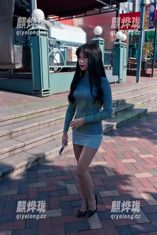 魔镜街拍-楼楼 魔镜街拍 - 楼楼的私拍写真:白色连衣裙下的秘密——我也不知道为什么腰围能那么灵活!