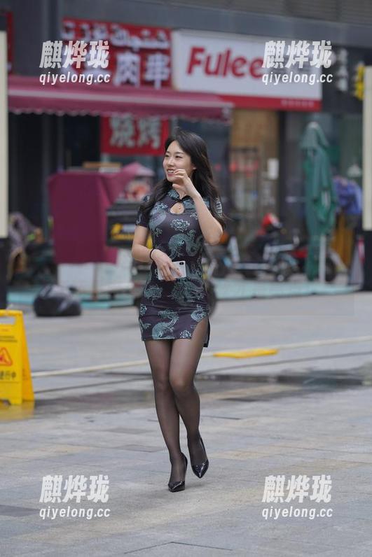 魔镜街拍 - 这次的艾小青照片更新，超短裙还是老生常谈，肉丝才是亮点！