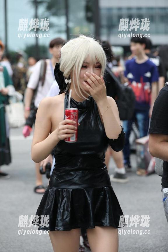 魔镜街拍 原图分享:魔镜街拍下的裤里丝搭讪时机